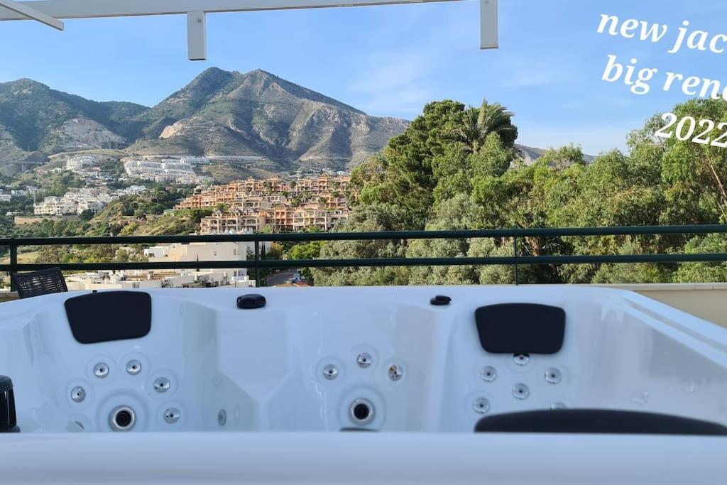 Luxury Penthouse With Sea&Mountain Views & Hot Tub - Tranquility & Rest Διαμέρισμα Benalmádena Εξωτερικό φωτογραφία