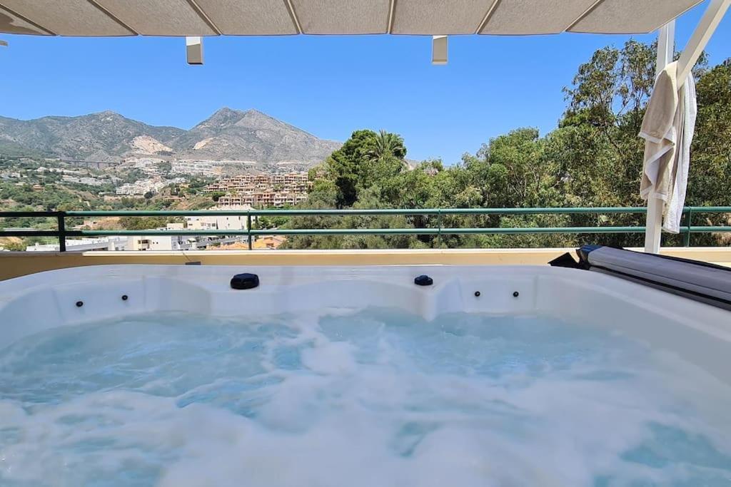 Luxury Penthouse With Sea&Mountain Views & Hot Tub - Tranquility & Rest Διαμέρισμα Benalmádena Εξωτερικό φωτογραφία